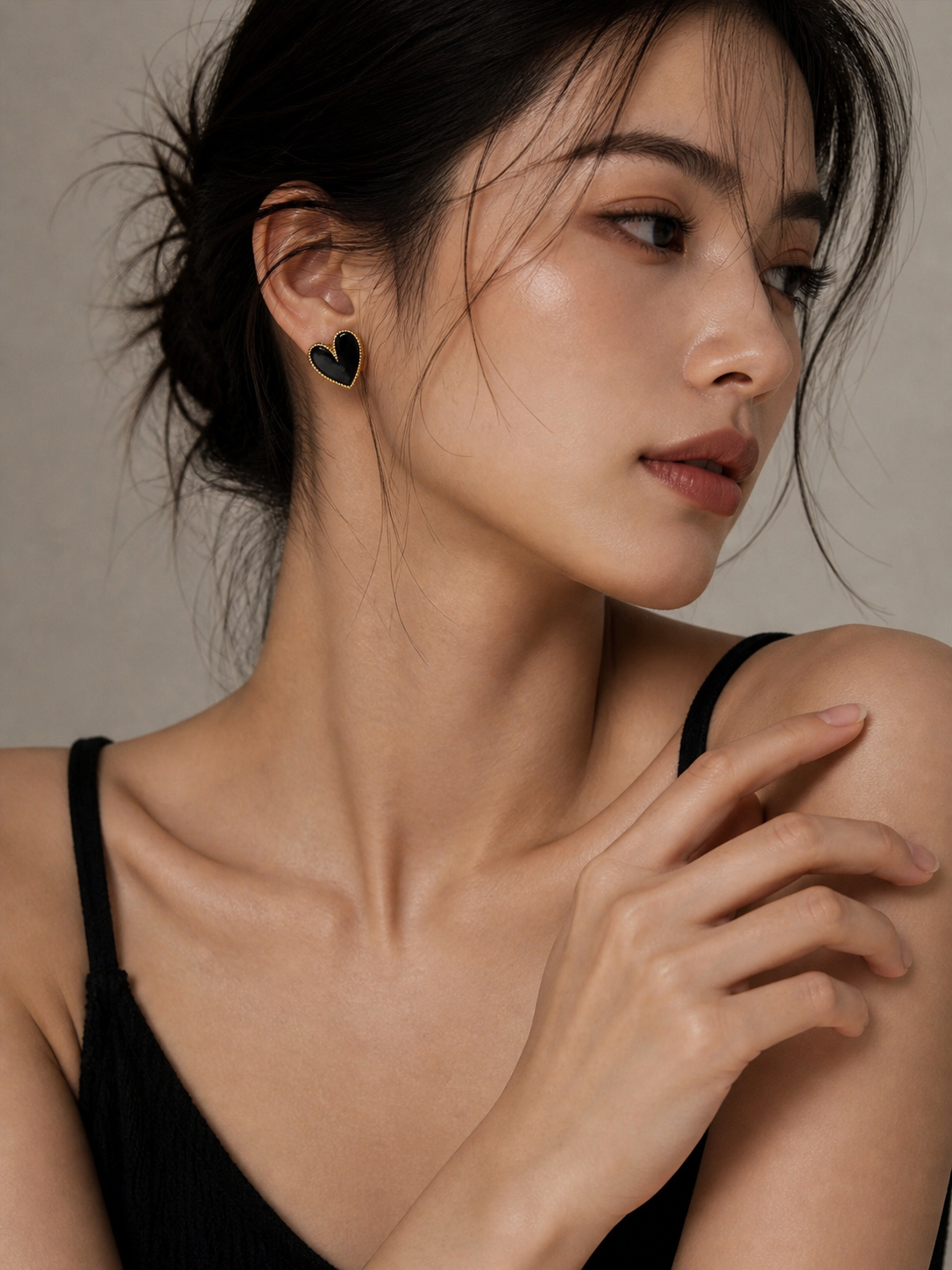 髪をまとめたアジア人女性がOUIのAmour Palette Pierce P022を着用した耳元の写真です。カラーはブラックを着用してます。