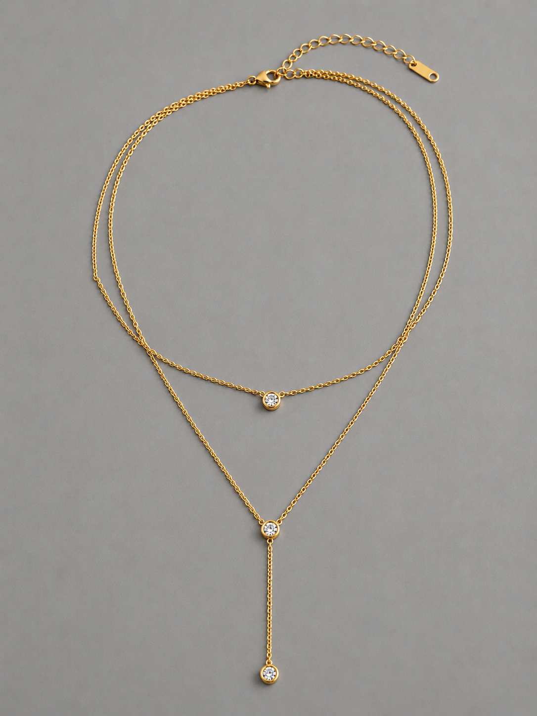 Aube Necklace N018　オーデネックレスN008のゴールドカラーの全体画像　2連チェーンで外側チェーンがy字デザイン各チェーンぼトップにはジルコニアがあしらわれています　留め具は5cm程長さ調節可能
