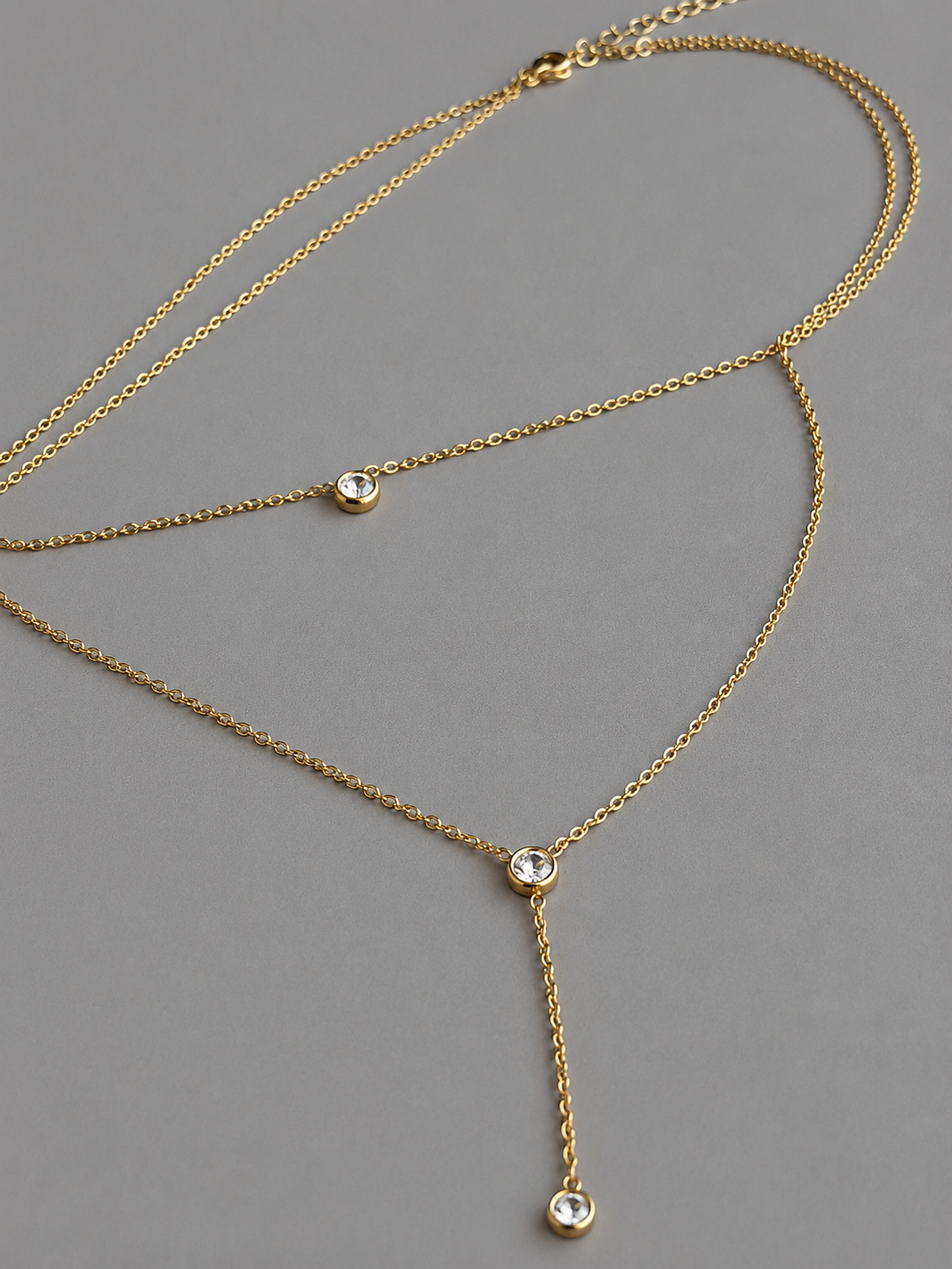 Aube Necklace N018　オーデネックレスN008のゴールドカラーのディテール　2連チェーンで外側チェーンがy字デザイン各チェーンぼトップにはジルコニアがあしらわれています　チェーンはアズキチェーン