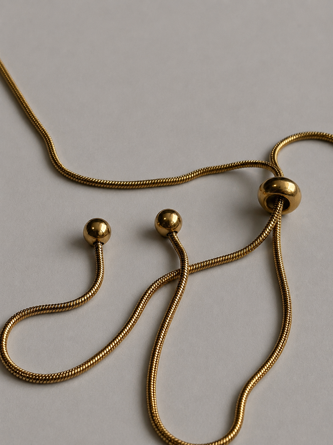 Corde Necklace N019　コードネックレスN019　金属アレルギー対応ステンレスのゴールカラーチェーンの真ん中の球体の調節部分とチェーン端の小さな球体