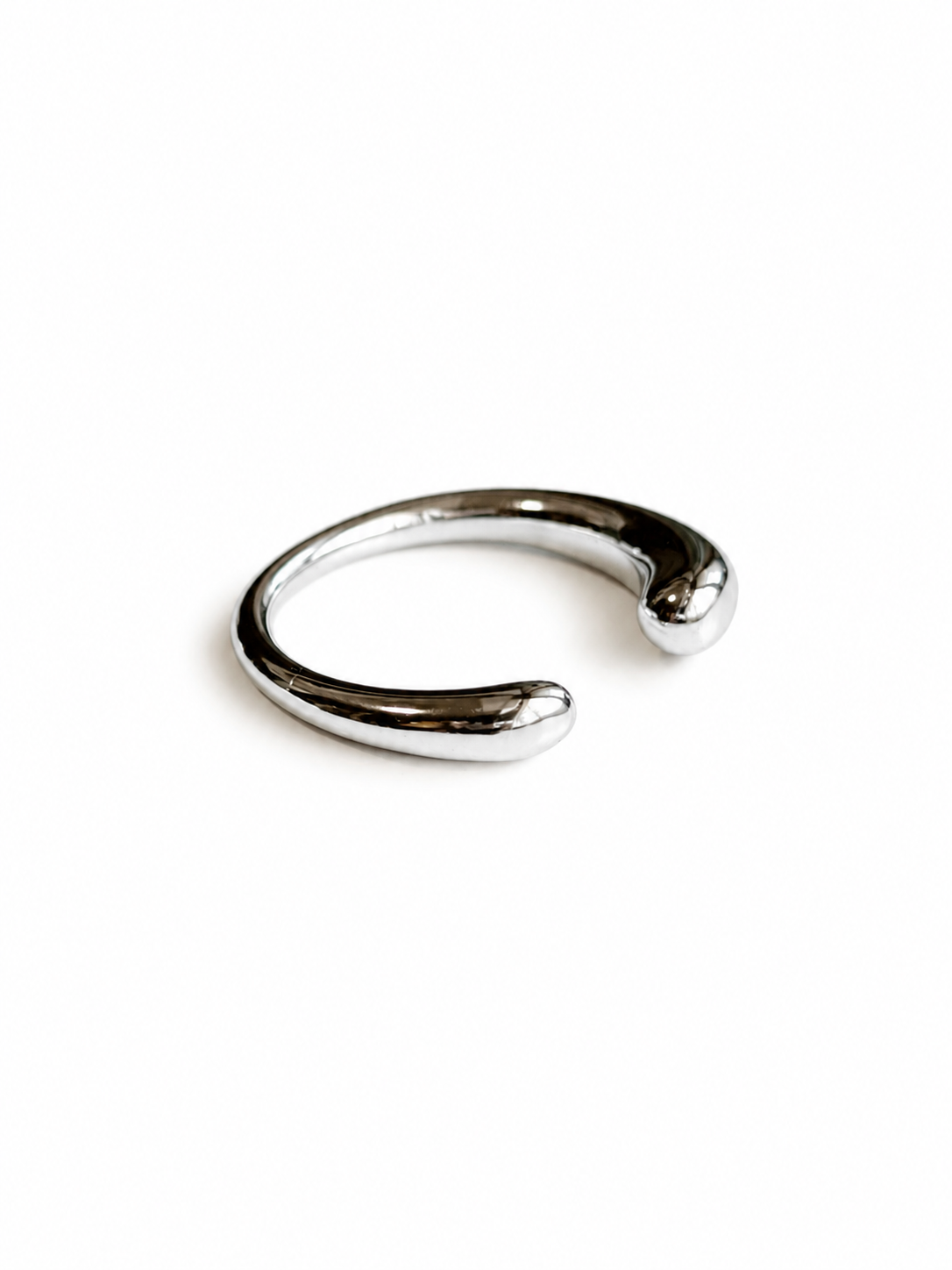 THE OUIのÉcho Ring R024。丸みのあるミニマルなデザインのシルバーステンレスリングのUS7サイズ