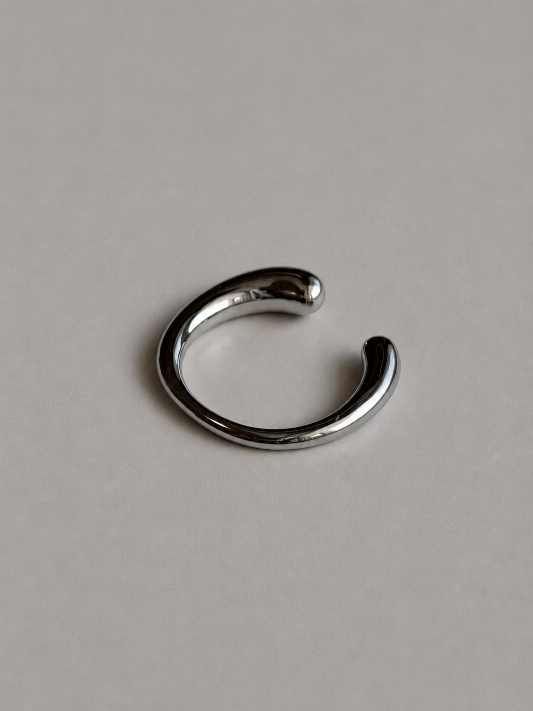 THE OUIのÉcho Ring R024。丸みのあるミニマルなデザインのゴールドステンレスリングのバックアングル