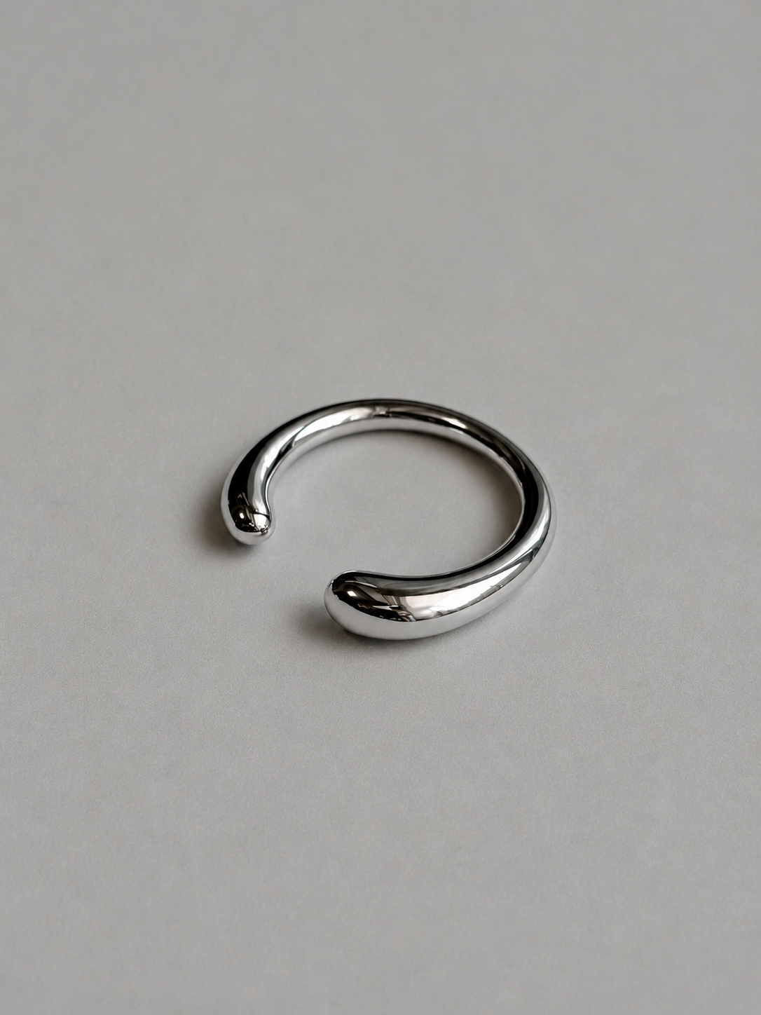 THE OUIのÉcho Ring R024。丸みのあるミニマルなデザインのシルバーステンレスリングの別角度写真