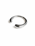 THE OUIのÉcho Ring R024。丸みのあるミニマルなデザインのゴールドステンレスリング（18K PVDコーティング）