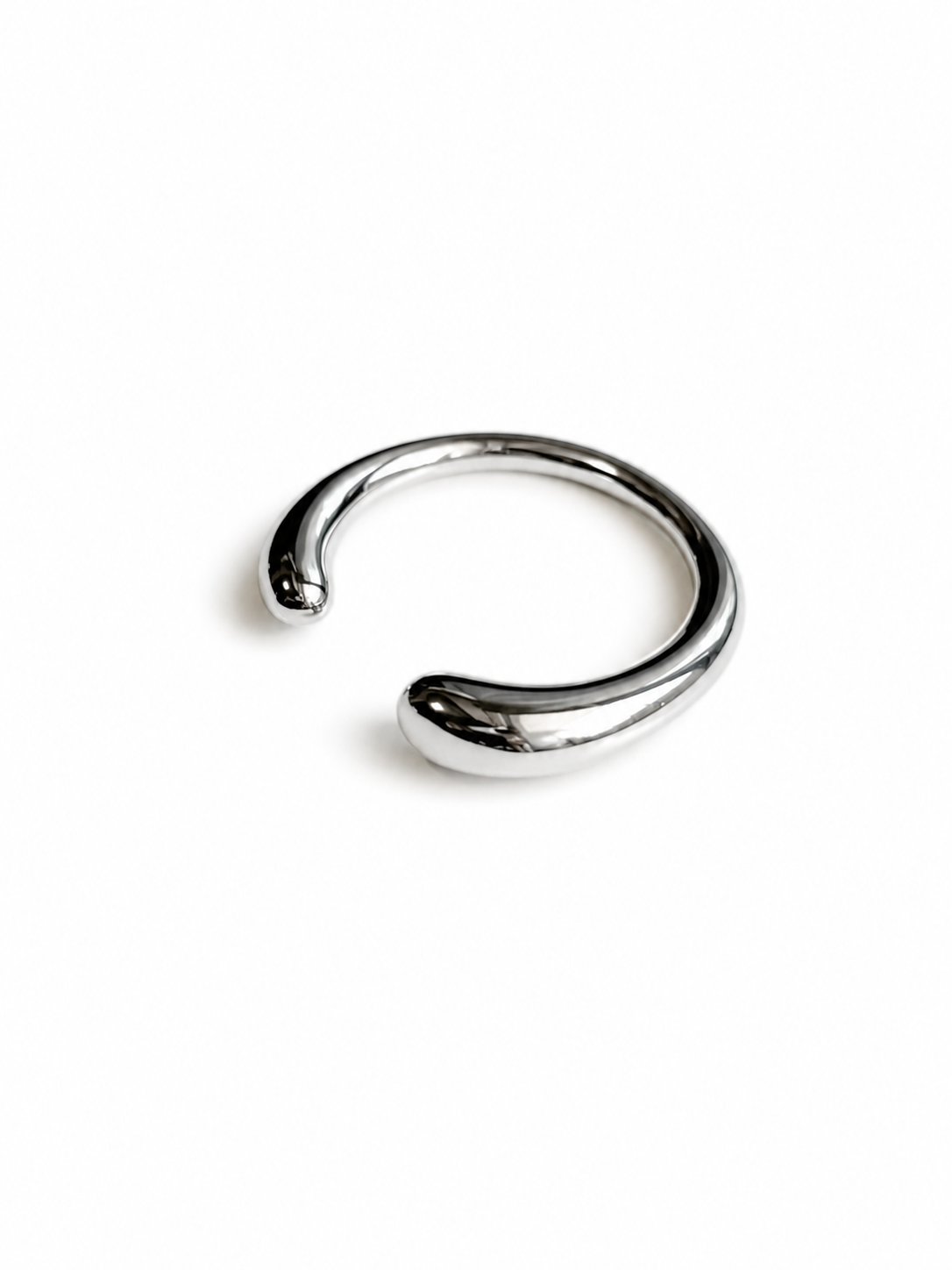 THE OUIのÉcho Ring R024。丸みのあるミニマルなデザインのゴールドステンレスリング（18K PVDコーティング）