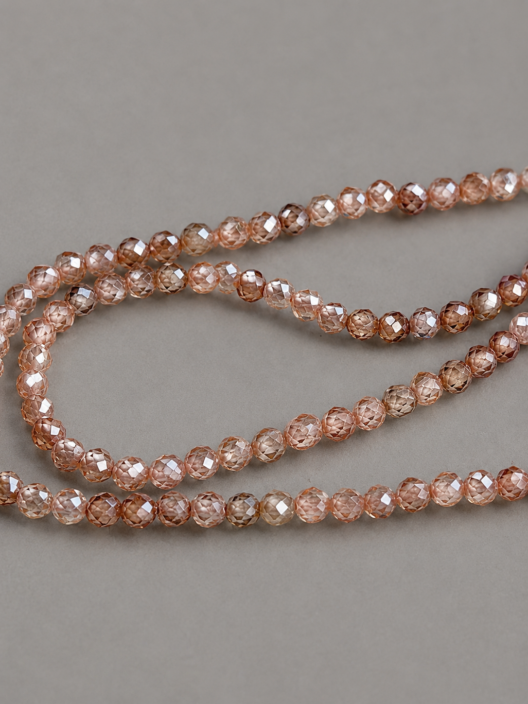 Éclat Necklace N017 エクラネックレスデザインのディテール　ピンクのビーズネックレス ピンクのビーズチェーンのディテール ビーズが輝いている