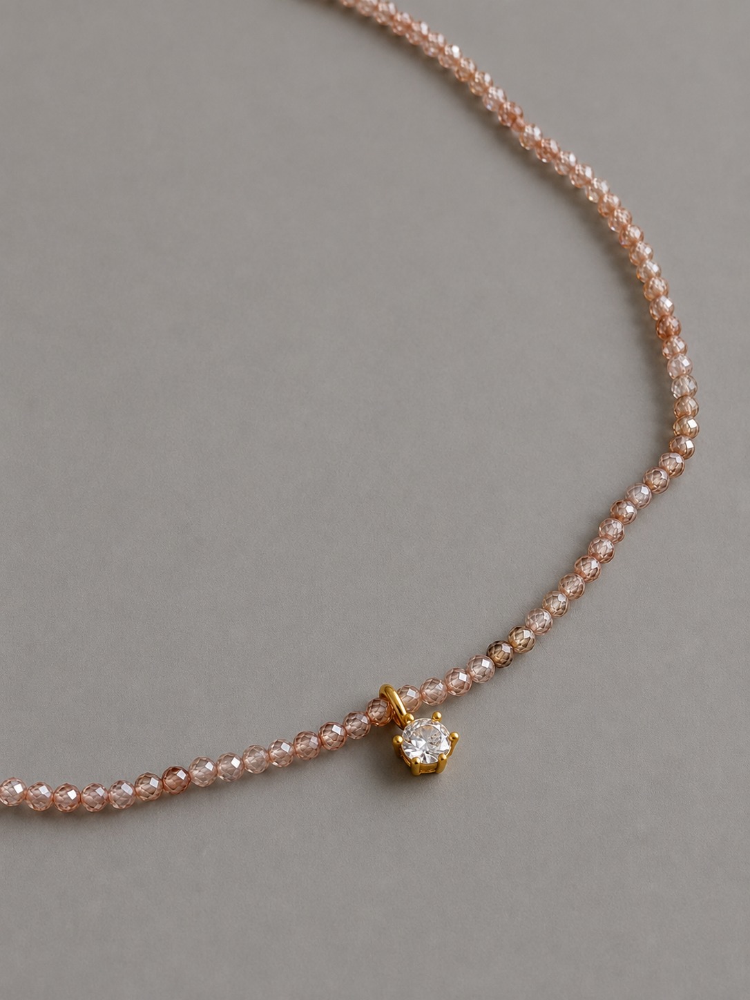 Éclat Necklace N017 ゴールドチェーンネックレス デザインのディテール　右上からのアングル　トップ拡大画像