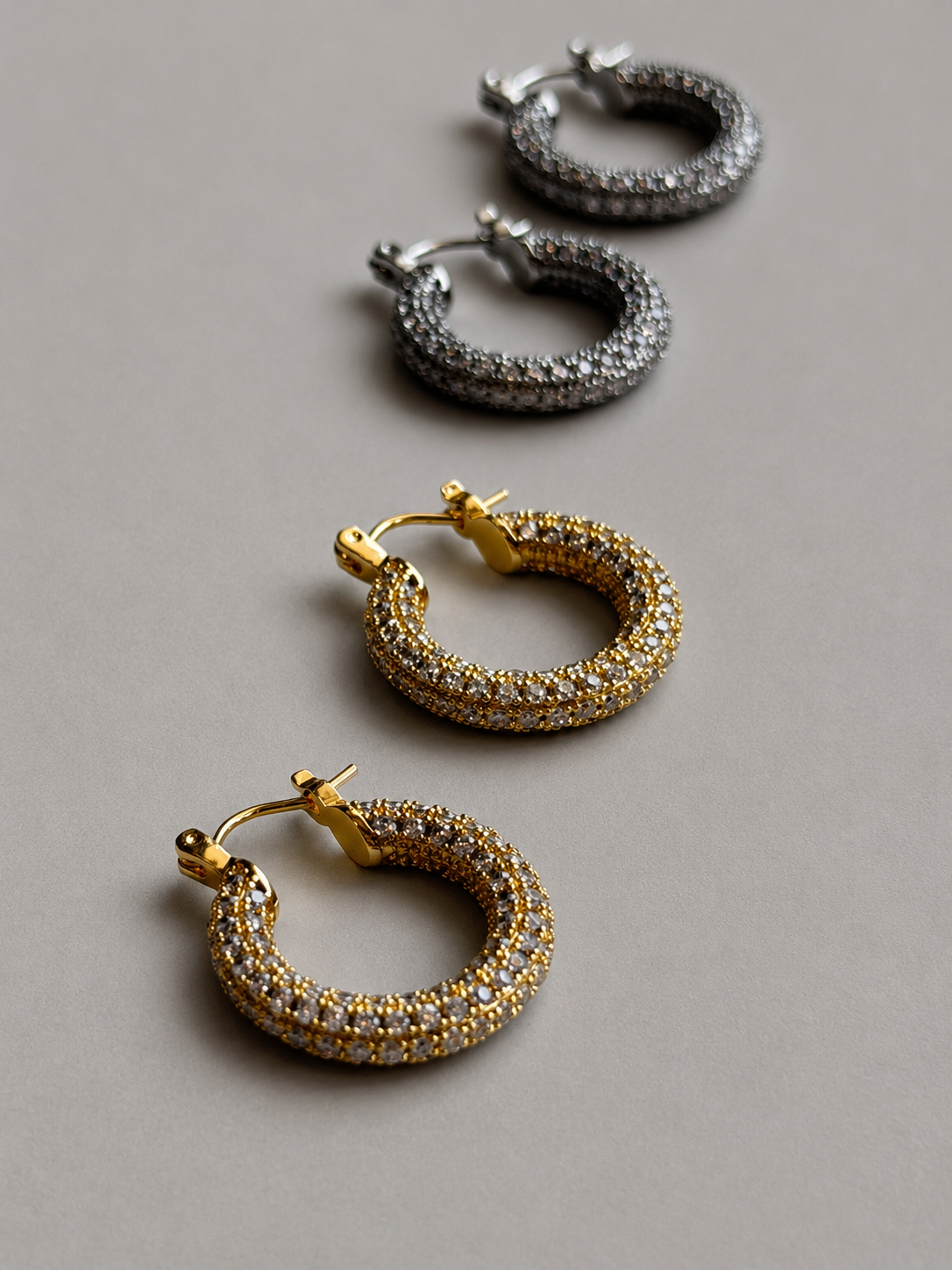 Éclat Pierce P025 エクラピアス p025 メレダイヤ風フープ型ピアス 手前にゴールド　奥にシルバーのピアスを並べた画像