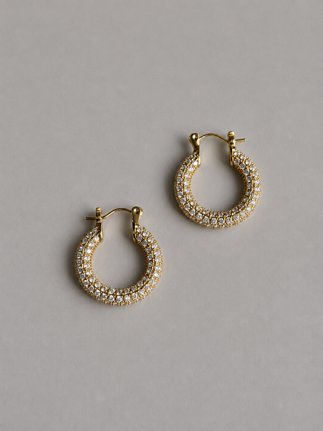 Éclat Pierce P025 エクラピアス p025 メレダイヤ風フープ型ピアス ゴールドの単体画像