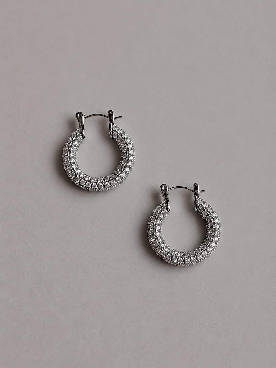 Éclat Pierce P025 エクラピアス p025 メレダイヤ風フープ型ピアス シルバーの単体のメイン画像