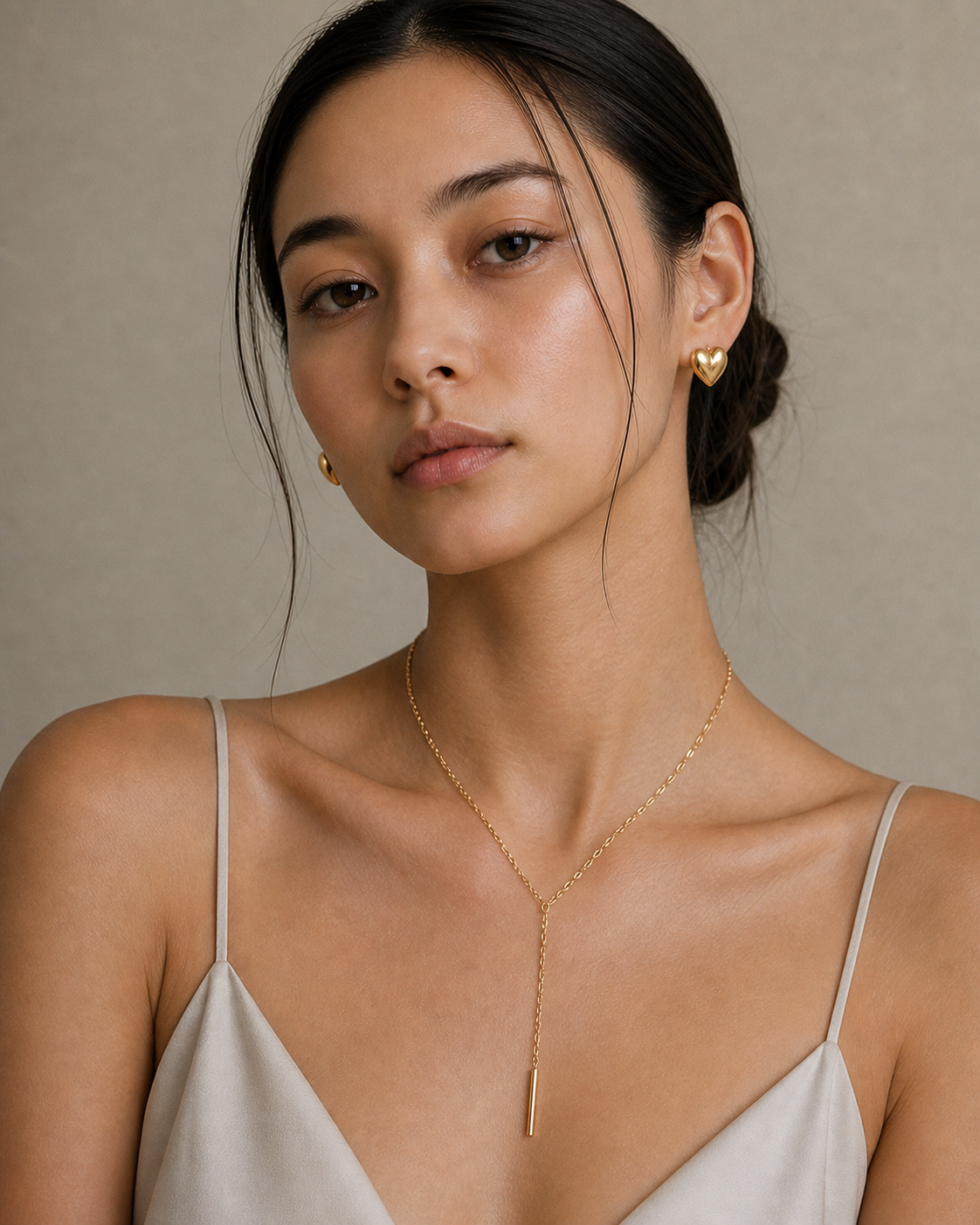女性がOUIのラインYネックレス N012を着用した首元の写真です。胸元が空いたワンピースを着ているので、y字の華奢チェーンネックレスが綺麗に輝いています。