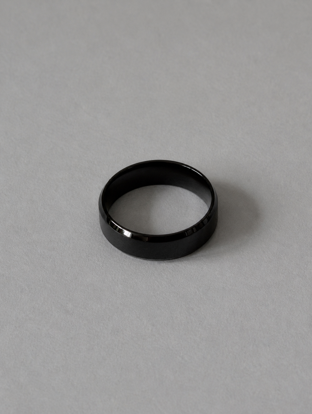 シンプルで無駄のないフォルムが美しいOUIのノワールリングを斜め上のアングルから撮った写真です