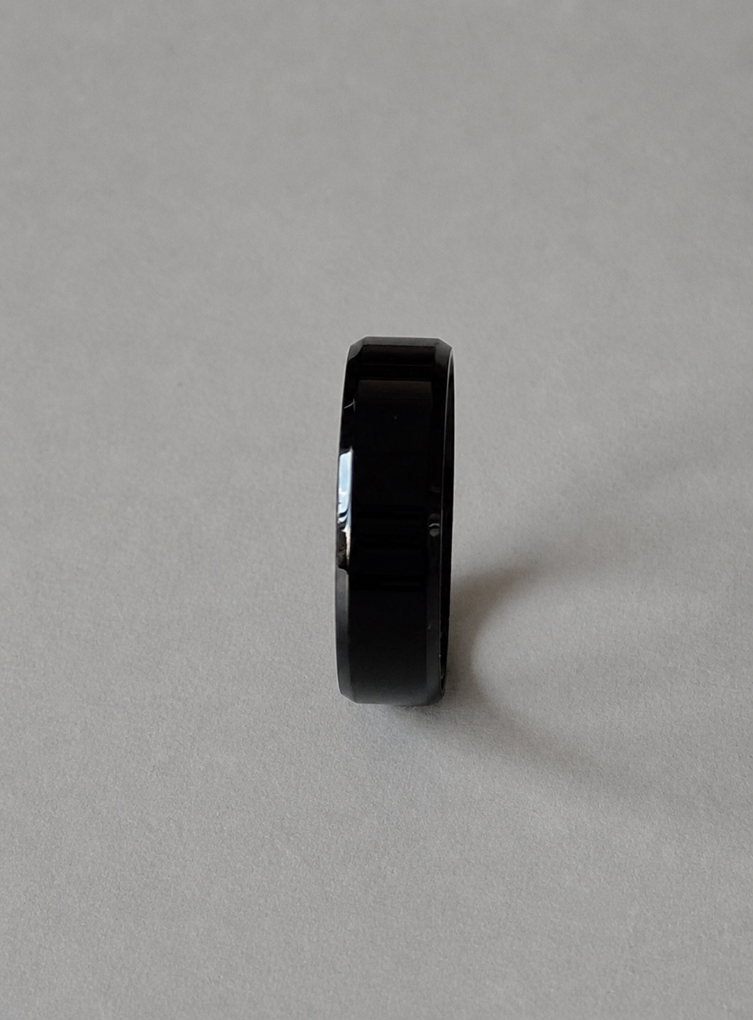 深いブラックカラーが指元を引き締めるOUIのノワールリング R021です。