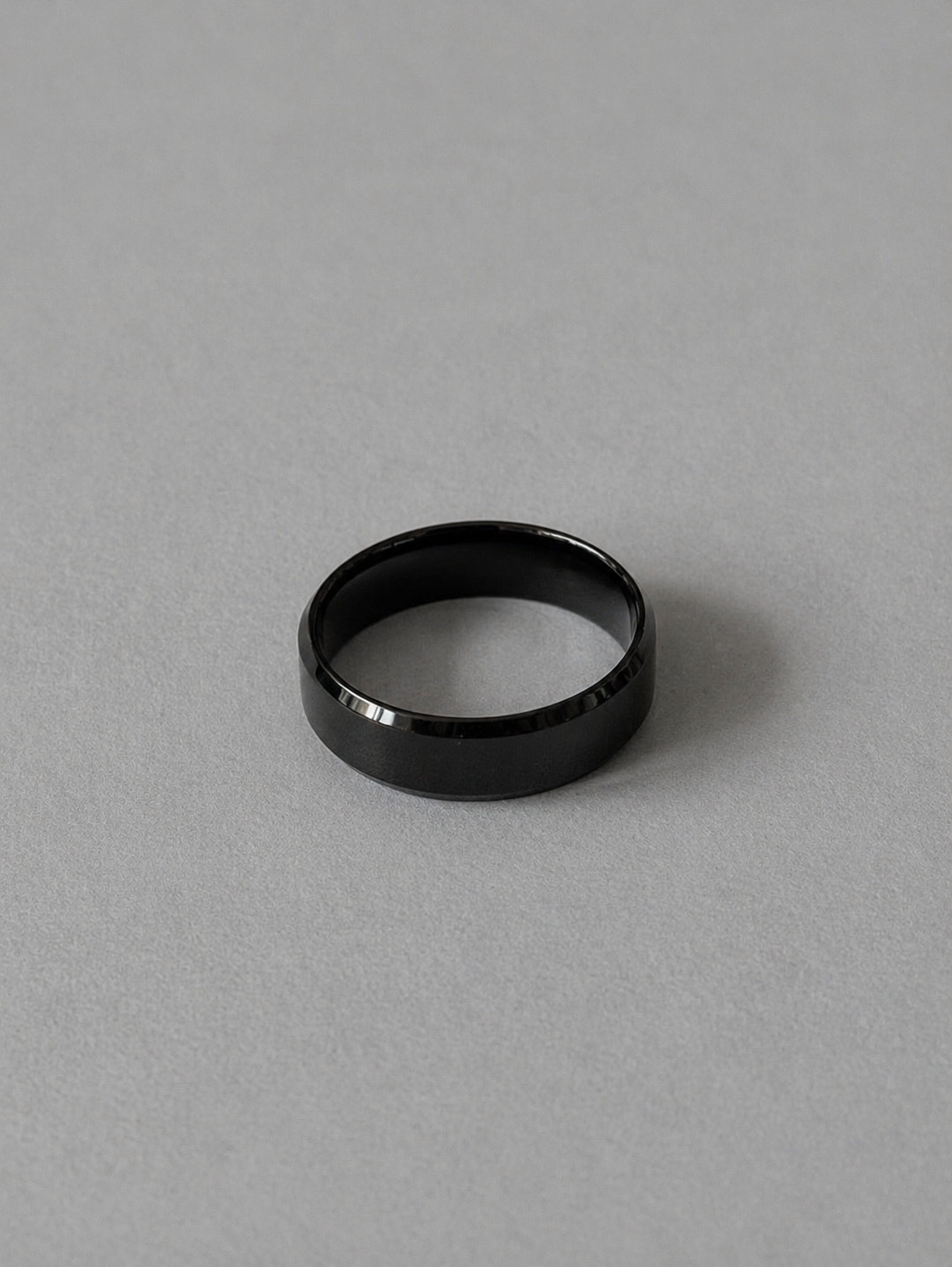 シンプルで無駄のないフォルムが美しいOUIのノワールリング R021です。
