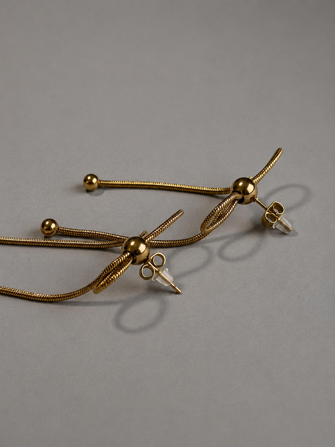 Nouer Pierce P023 リボンピアス P023  金属アレルギー対応ステンレス製の横からアングル