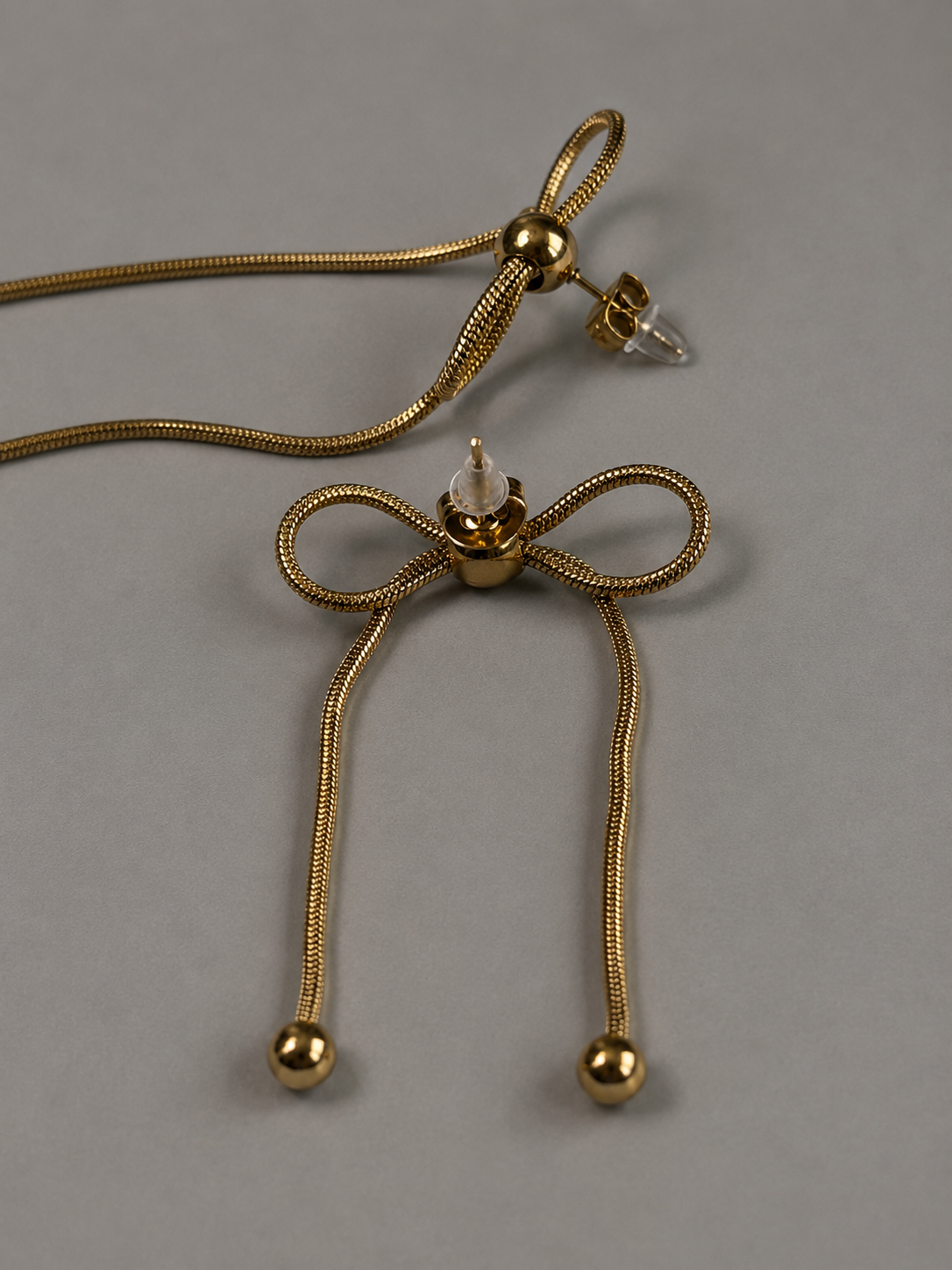 Nouer Pierce P023 リボンピアス P023  金属アレルギー対応ステンレス製の後ろのアングル　ピアスキャッチが金属製と透明のゴム製2つが付いている