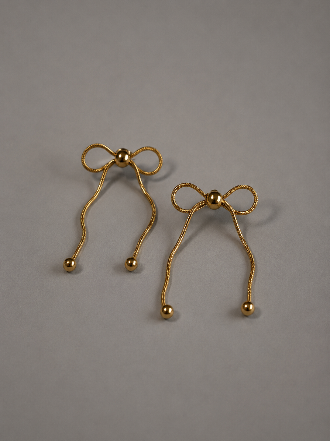 Nouer Pierce P023 リボンピアス P023  金属アレルギー対応ステンレス製のリボンピアスのスネークチェーンが波うっている動きが出た写真
