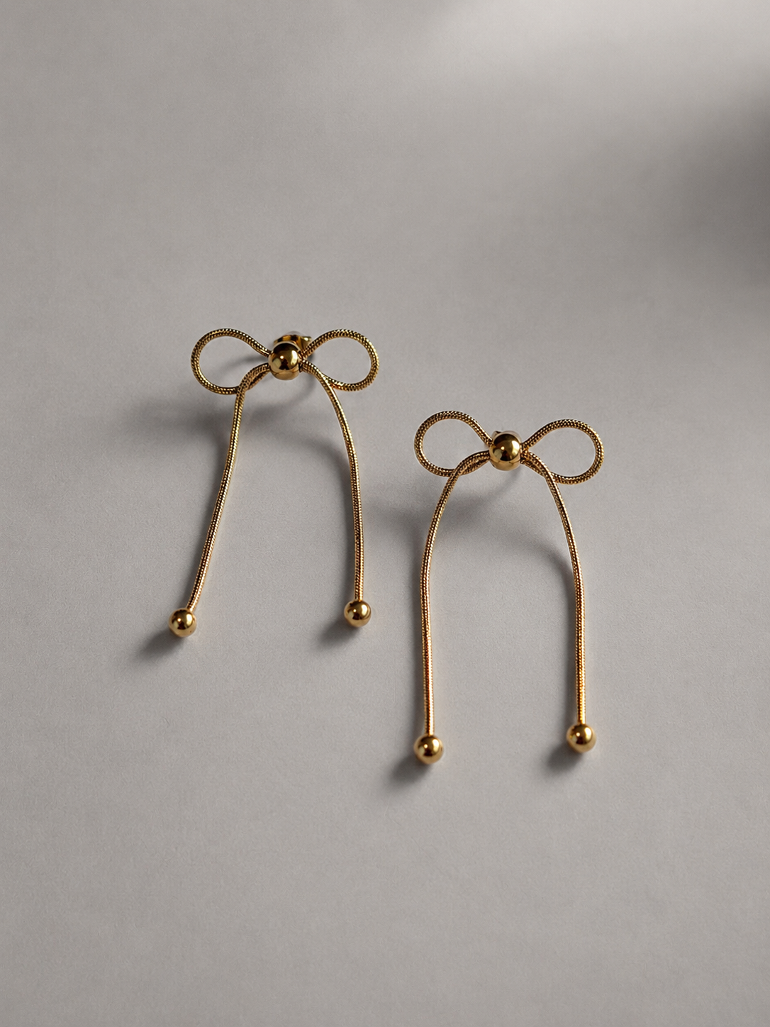 Nouer Pierce P023 リボンピアス P023  金属アレルギー対応ステンレス製のスネークチェーンのリボン型ピアスの全体画像