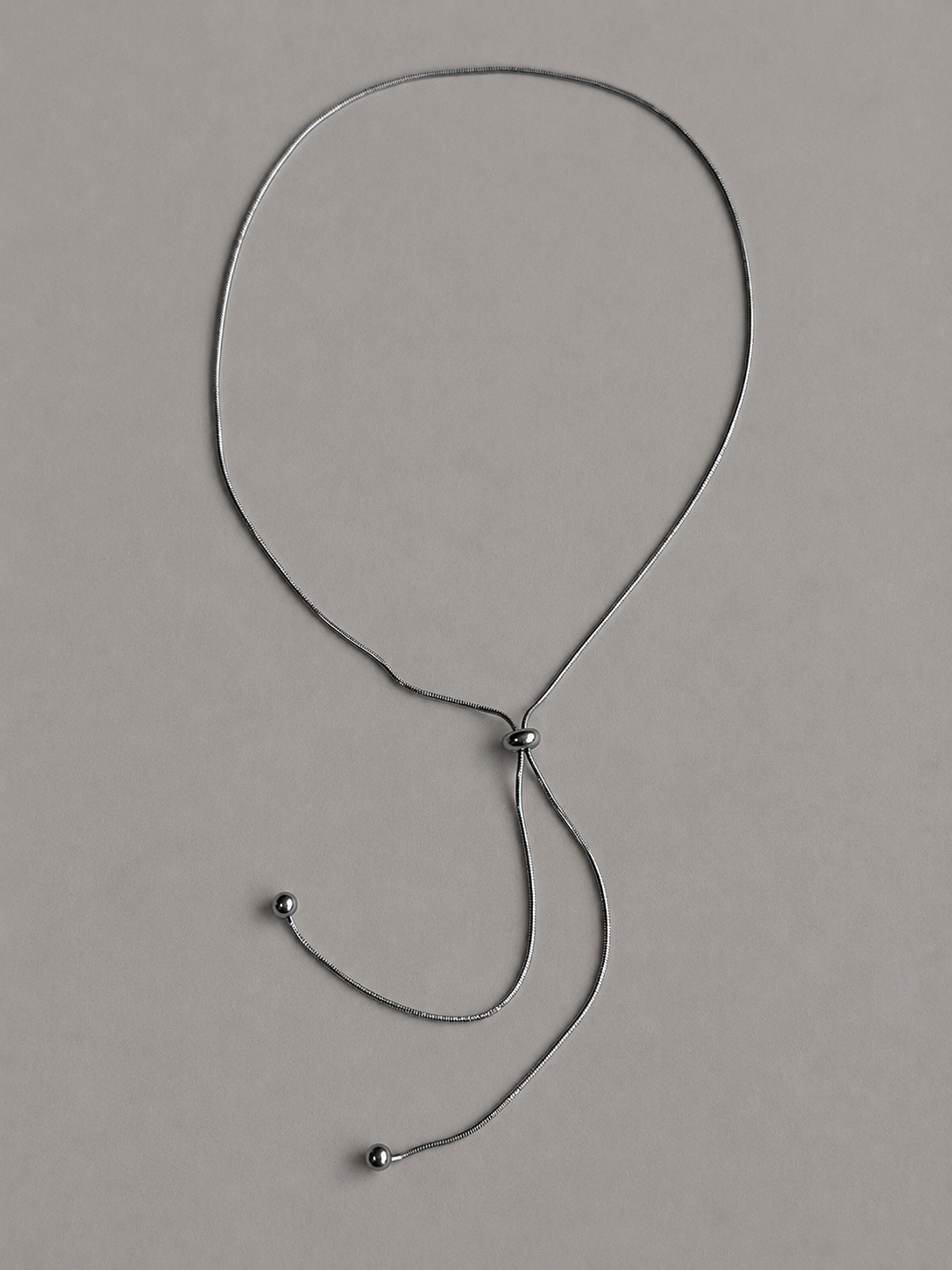 Corde Necklace N019　コードネックレスN019　金属アレルギー対応ステンレスのスネークチェーンY字デザインのシルバーカラーのネックレスの全体が見える写真　ロープタイの様にY字の真ん中部分が動くので長さ調節可能