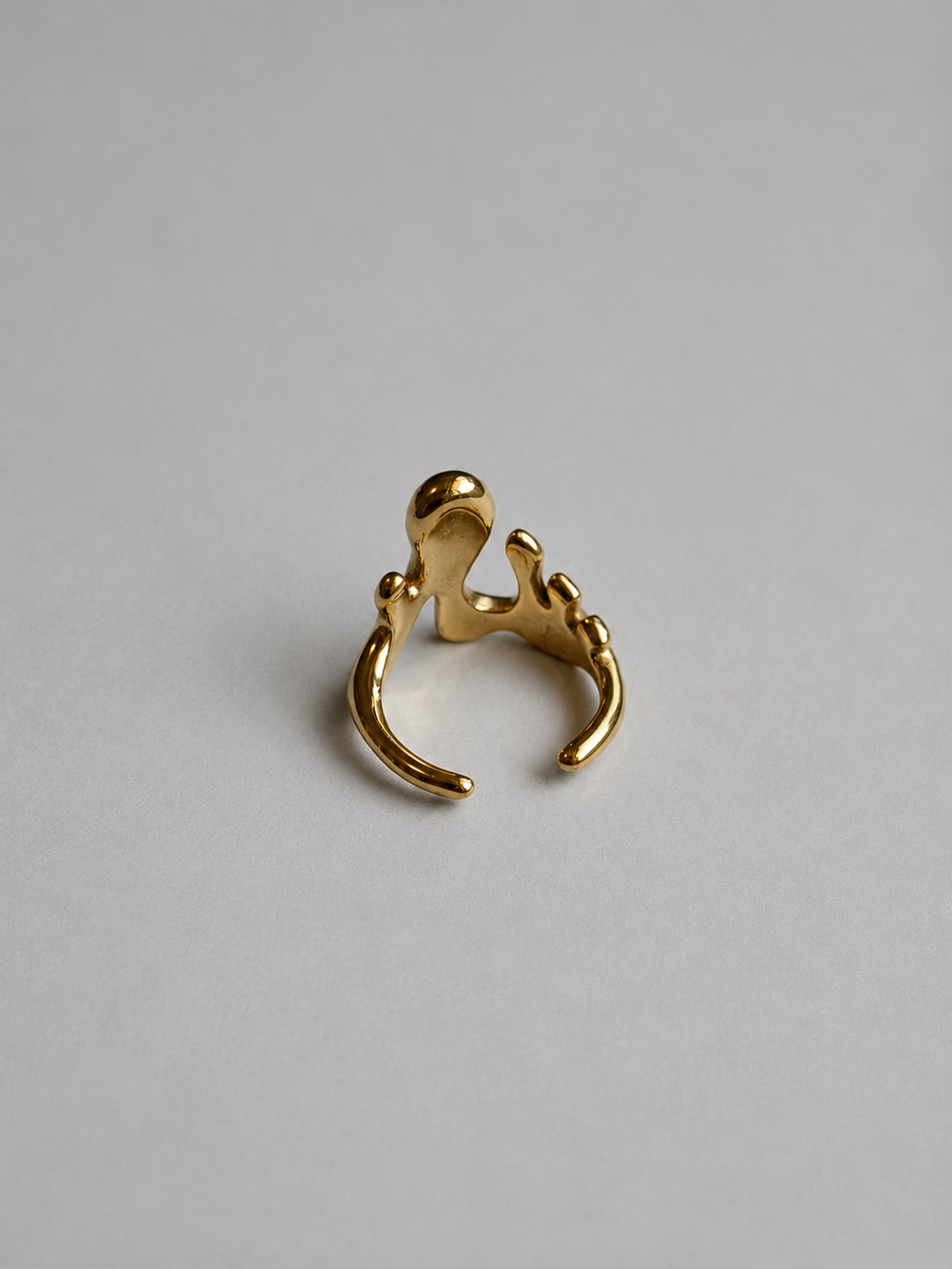 Onde Ring R023 オンドリング R023 | 金属アレルギー対応ステンレス ゴールドの波デザインのリングのバックアングルの裏も写った写真