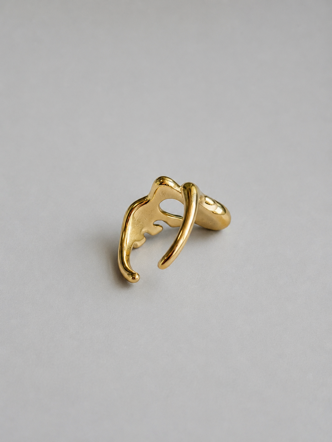 Onde Ring R023 オンドリング R023 | 金属アレルギー対応ステンレス ゴールドの波デザインのリングのバックアングル