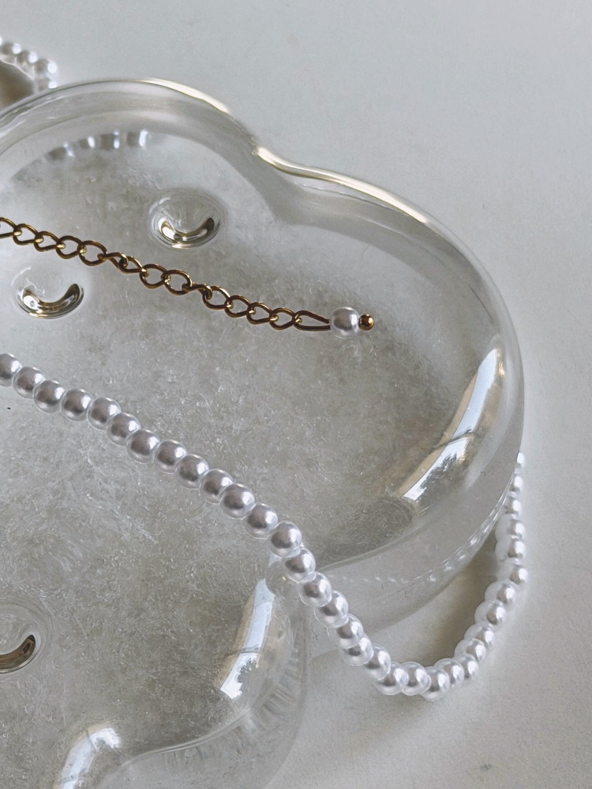 淡水パールの柔らかな輝きが首元を彩るOUIのPerle Necklace N011です。