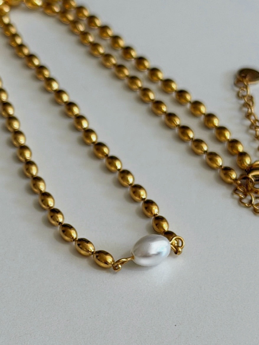 パールの上品な輝きとつぶつぶチェーンが首元に程よい存在感を与えるネックレスです。