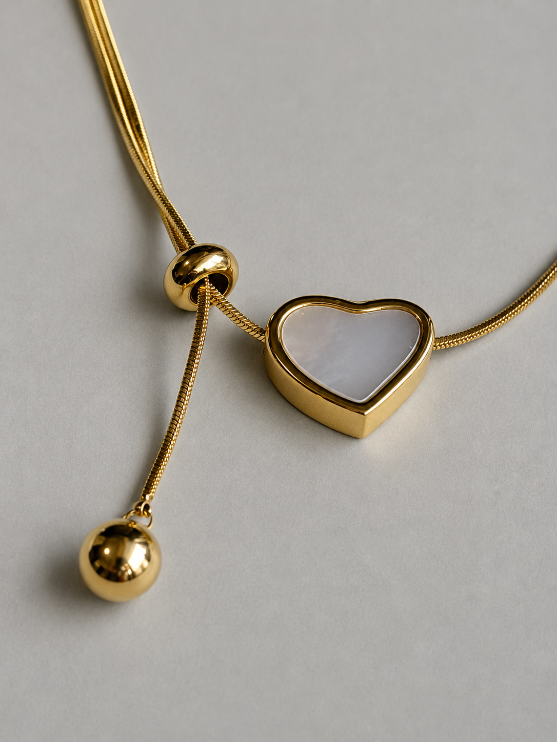 Tendre Necklace N013　タンドルネックレス　Ｎ013 ゴールドチェーンにシェル素材のハートモチーフトップのハート部分のディテール