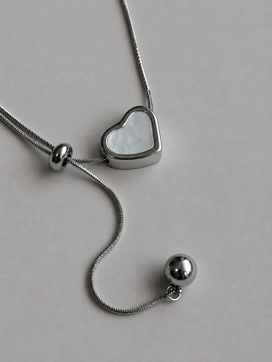 Tendre Necklace N013　タンドルネックレス　Ｎ013 シルバーチェーンにシェル素材のハートモチーフトップのハート部分のディテール